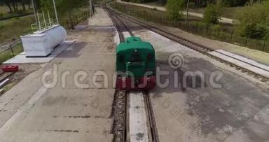 小火车头在森林里沿着铁路行驶，火车的运动是从无人机上拍摄的。 这就是